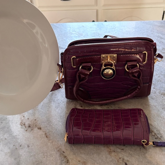 Elegant Burgundy Handbag and Wallet Set great condition - Picture 3 of 8
